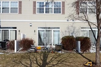 672 Cobblestone Way in Shakopee, MN - Foto de edificio - Building Photo