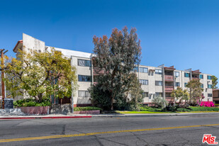530 S Barrington Ave in Los Angeles, CA - Building Photo