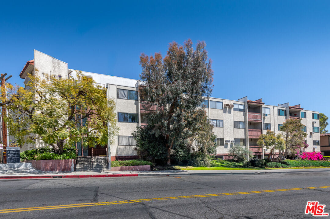 530 S Barrington Ave in Los Angeles, CA - Building Photo