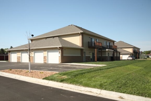 Paramount Villas in Aberdeen, SD - Building Photo