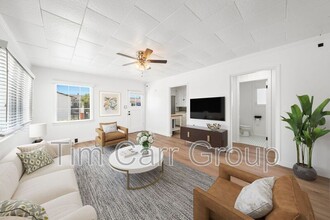 123 E 18th St in Costa Mesa, CA - Foto de edificio - Building Photo