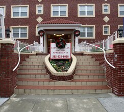 Segovia Apartments in Washington, DC - Foto de edificio - Building Photo