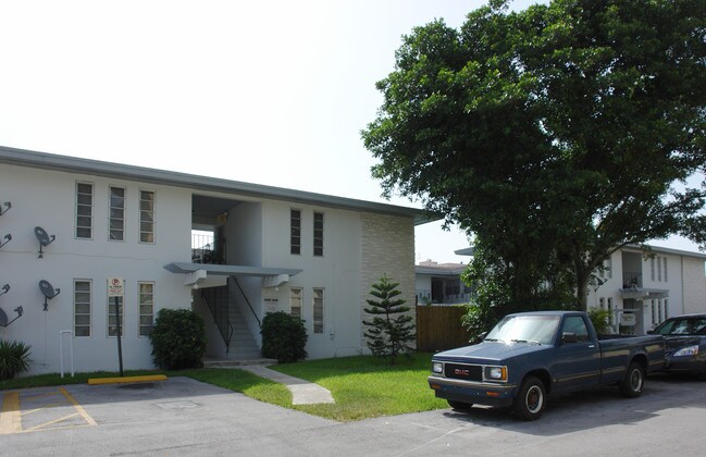 Sunset House Apartment in South Miami, FL - Building Photo - Building Photo