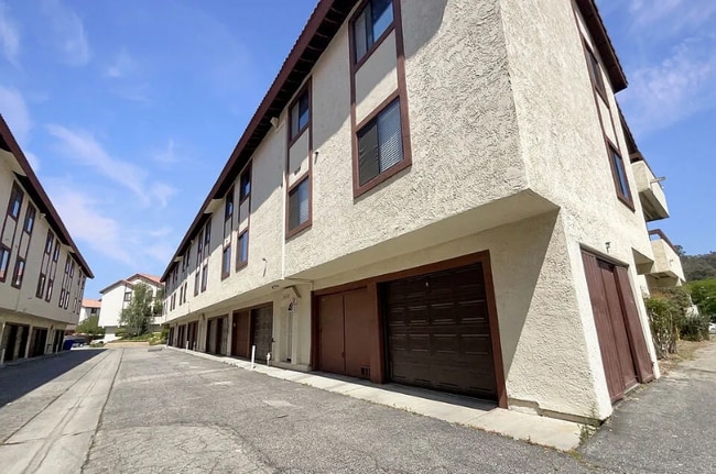 1215 Sarabande Ln in Santa Clarita, CA - Building Photo - Building Photo