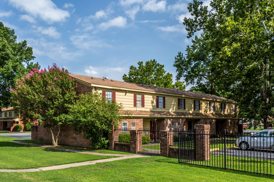 Whisperwood Town Homes in Little Rock, AR - Building Photo