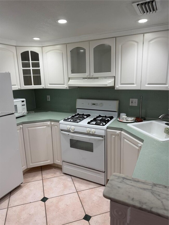 6705 N Kendall Dr in Pinecrest, FL - Building Photo - Building Photo