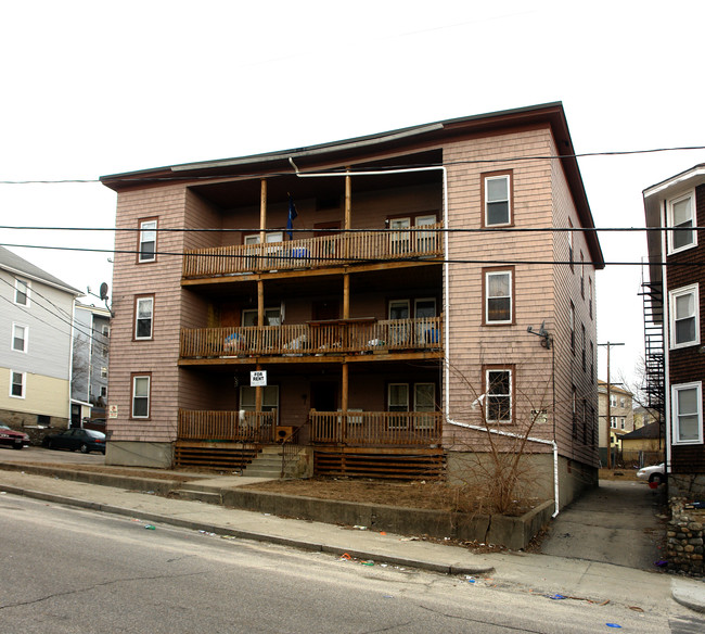 558 Willow St in Woonsocket, RI - Foto de edificio - Building Photo