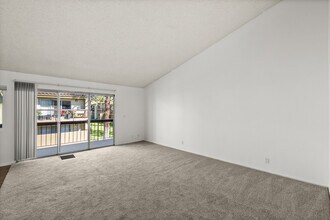 Ashwood Gardens in Ventura, CA - Foto de edificio - Building Photo