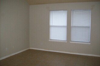 15007 Kingsbridge Way in Houston, TX - Foto de edificio - Building Photo