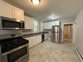 205 Chelsea St, Unit 1 in Boston, MA - Building Photo