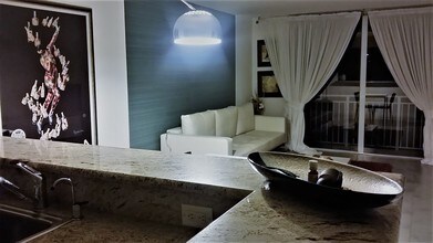 345 Ocean Dr, Unit 616 in Miami Beach, FL - Building Photo - Building Photo