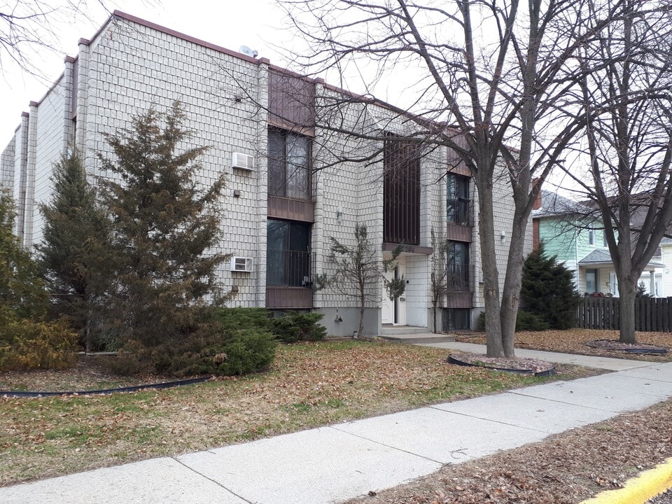 204 Michigan Ave in Point Edward, ON - Building Photo