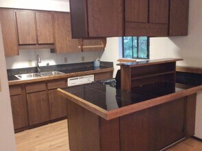 20329 14th Avenue Northeast, Unit Apartment 3 in Shoreline, WA - Foto de edificio - Building Photo