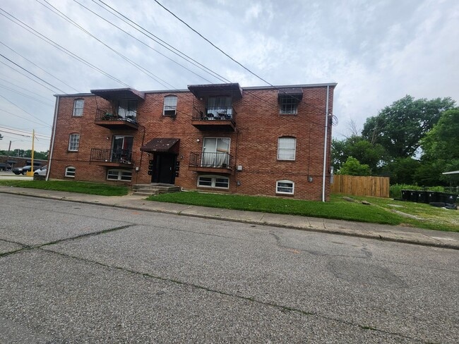 property at 1300 Oakwood Ave