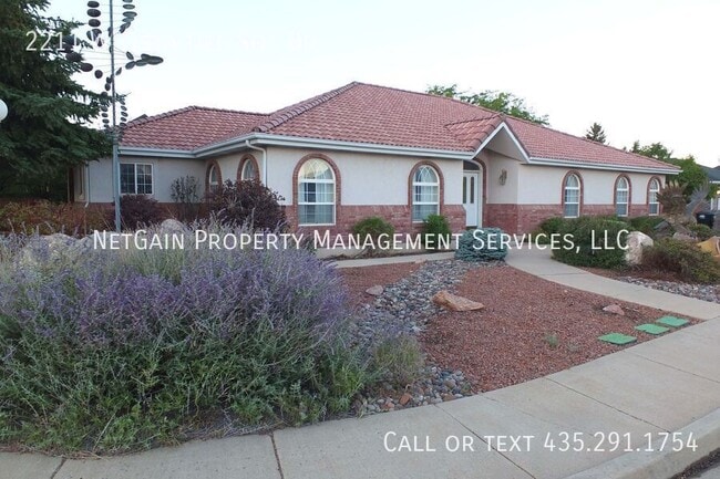 2211 W Vista Del Sol Dr in Cedar City, UT - Building Photo - Building Photo