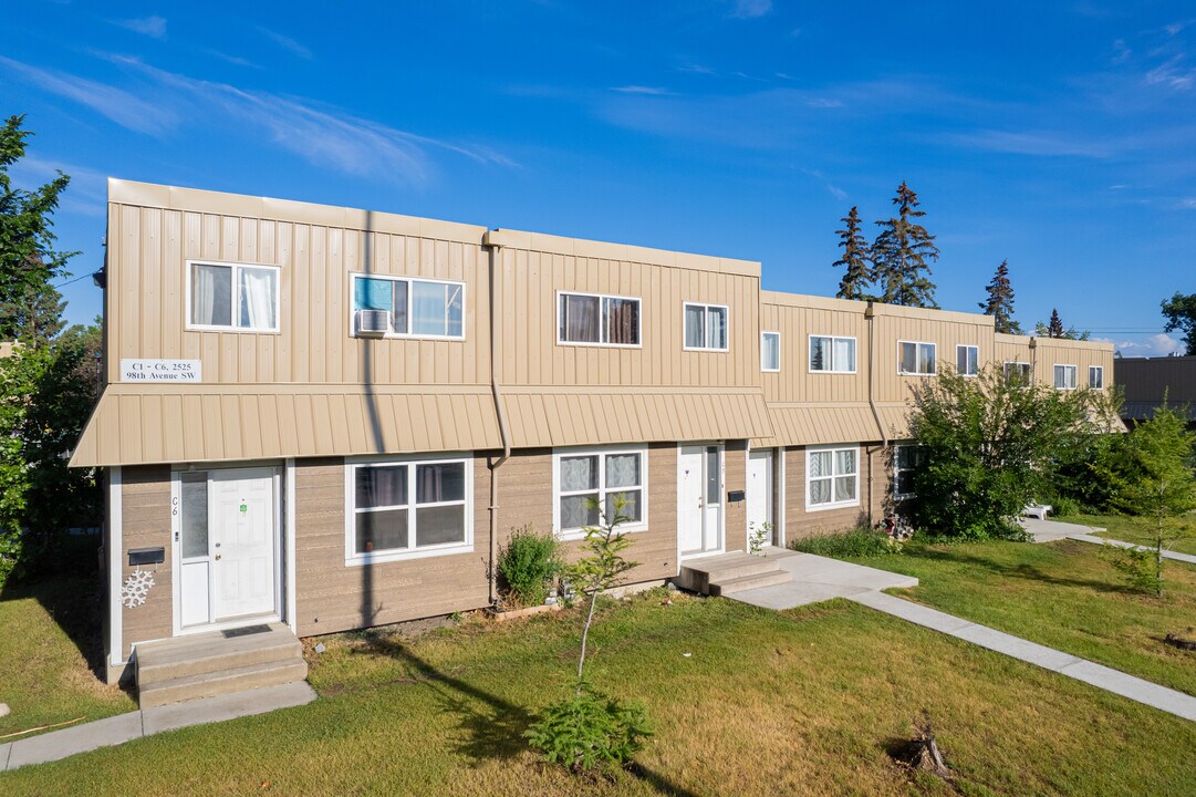 115 Oaktree Ln SW in Calgary, AB - Building Photo