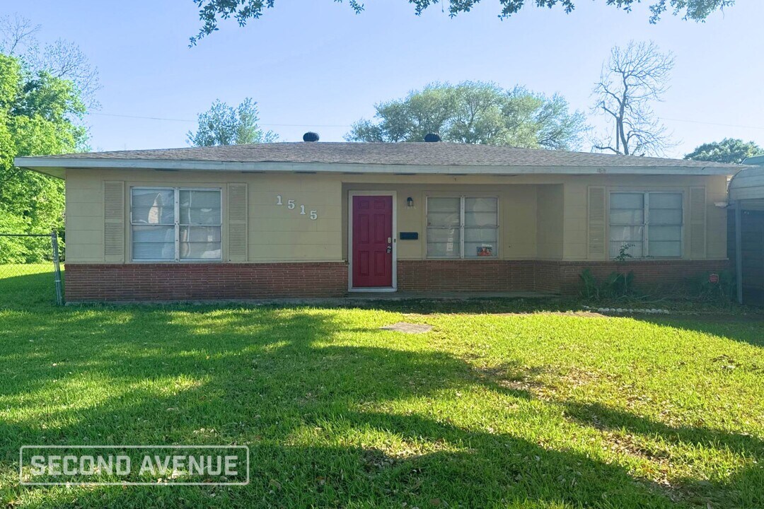 1515 Hawthorne St in Baytown, TX - Building Photo