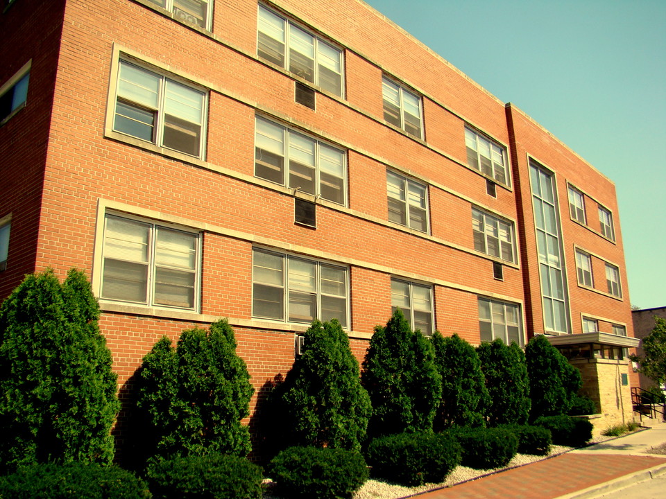 Paramount Apartments in Milwaukee, WI - Building Photo