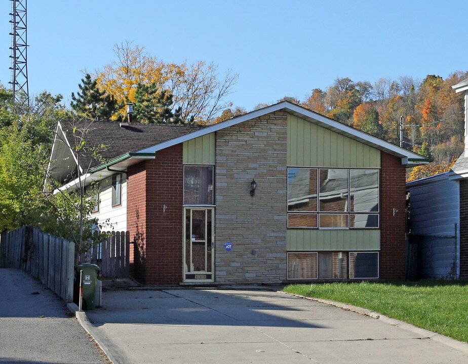 1798 King St E in Hamilton, ON - Building Photo