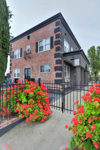 Sutterville Apartments in Sacramento, CA - Foto de edificio - Building Photo