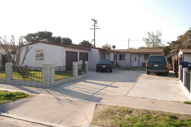 46-48 Raemere St in Camarillo, CA - Building Photo - Building Photo