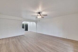 MODERN UPTOWN APARTMENTS in Phoenix, AZ - Building Photo - Building Photo