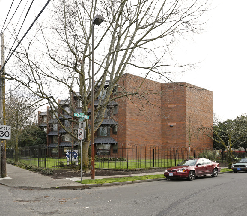 Unthank Plaza in Portland, OR - Building Photo