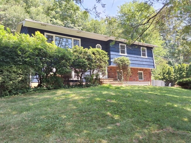 24 Wallace Dr in Chestnut Ridge, NY - Building Photo - Building Photo