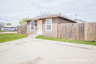330 E Lynn St in Slaton, TX - Building Photo