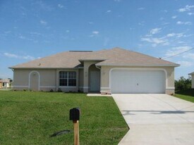 807 Hoosier St E in Lehigh Acres, FL - Building Photo