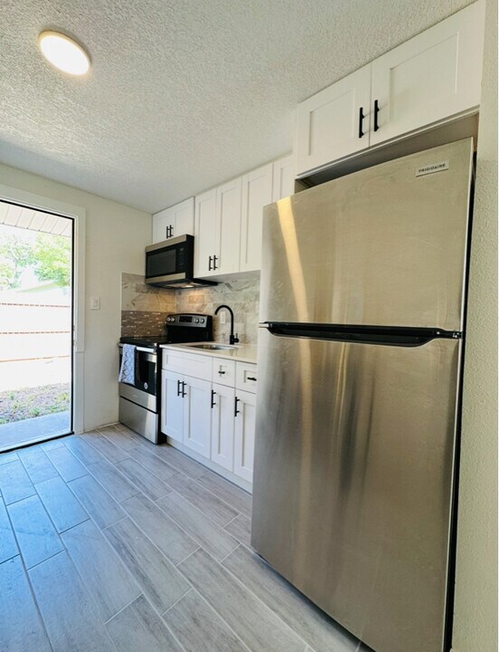 1401 E Holland Ave in Tampa, FL - Building Photo