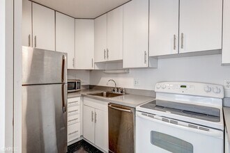 2400 N Lakeview Ave in Chicago, IL - Building Photo - Building Photo