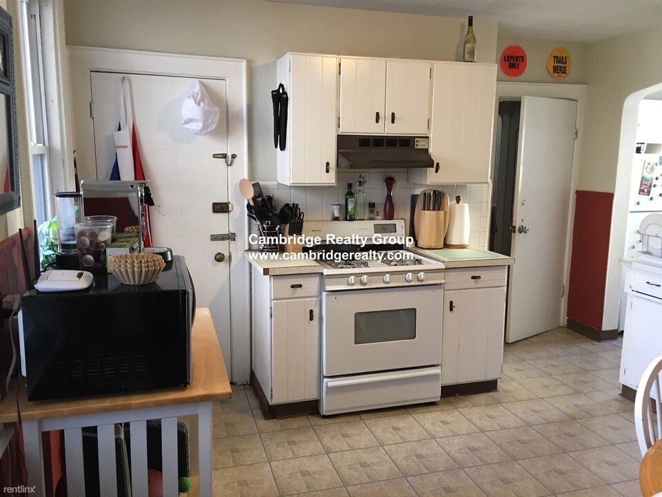8 Park Ave-Unit -# 1 in Somerville, MA - Building Photo