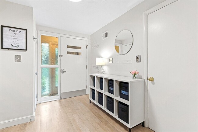 44 Rowena Rd in Newton, MA - Building Photo - Building Photo
