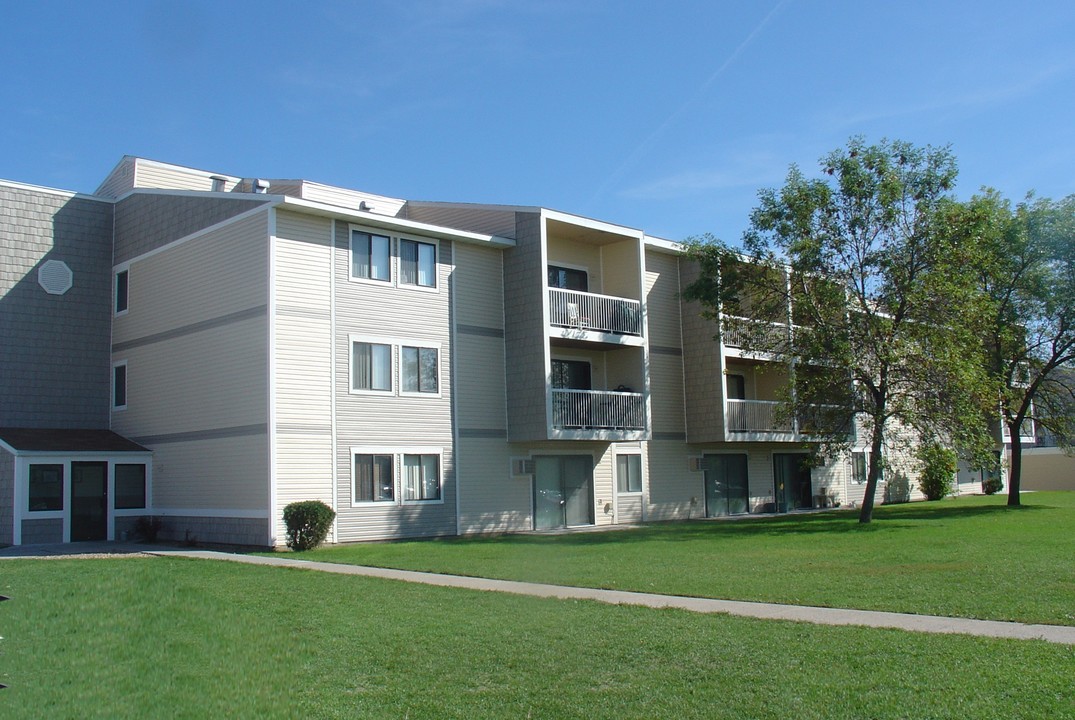 Windwood Estates in Fargo, ND - Building Photo