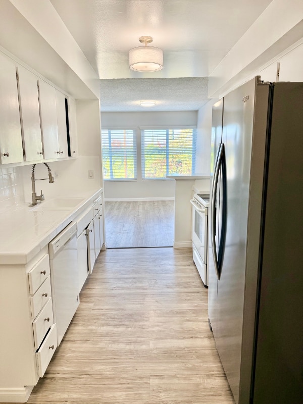 17440 Burbank Blvd in Los Angeles, CA - Foto de edificio - Building Photo