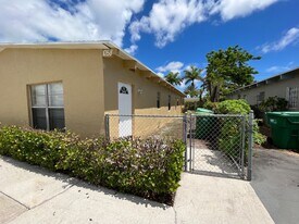1058-1060 W 7th St in Riviera Beach, FL - Building Photo