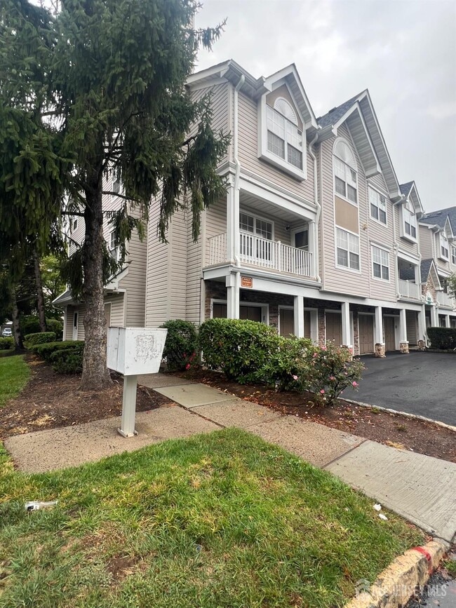 24 Prestwick Way in Edison, NJ - Building Photo - Building Photo