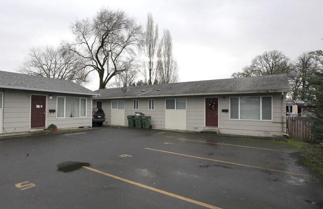 414 W Third St in Newberg, OR - Foto de edificio - Building Photo