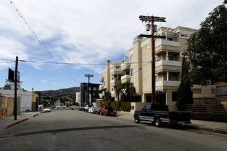 Garden Court Apartments in San Pedro, CA - Foto de edificio - Building Photo