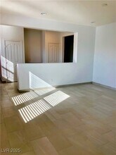 9185 Valtonar Ave, Unit 415 in Las Vegas, NV - Building Photo - Building Photo