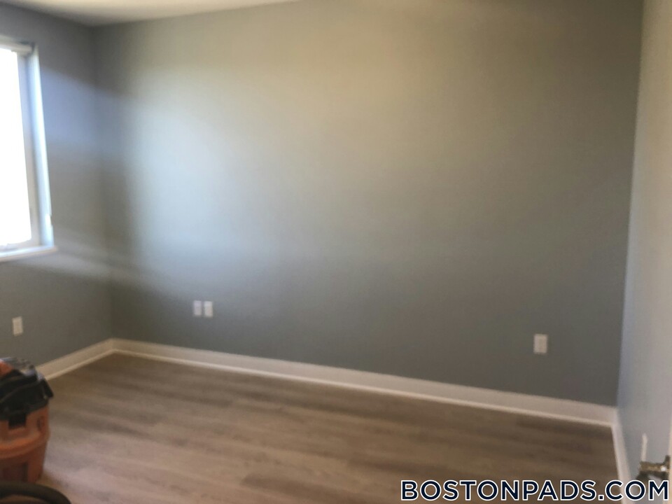 35 S Huntington Ave in Boston, MA - Building Photo