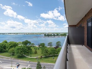 Centennial Park Place Apartments in Sarnia, ON - Foto de edificio - Building Photo