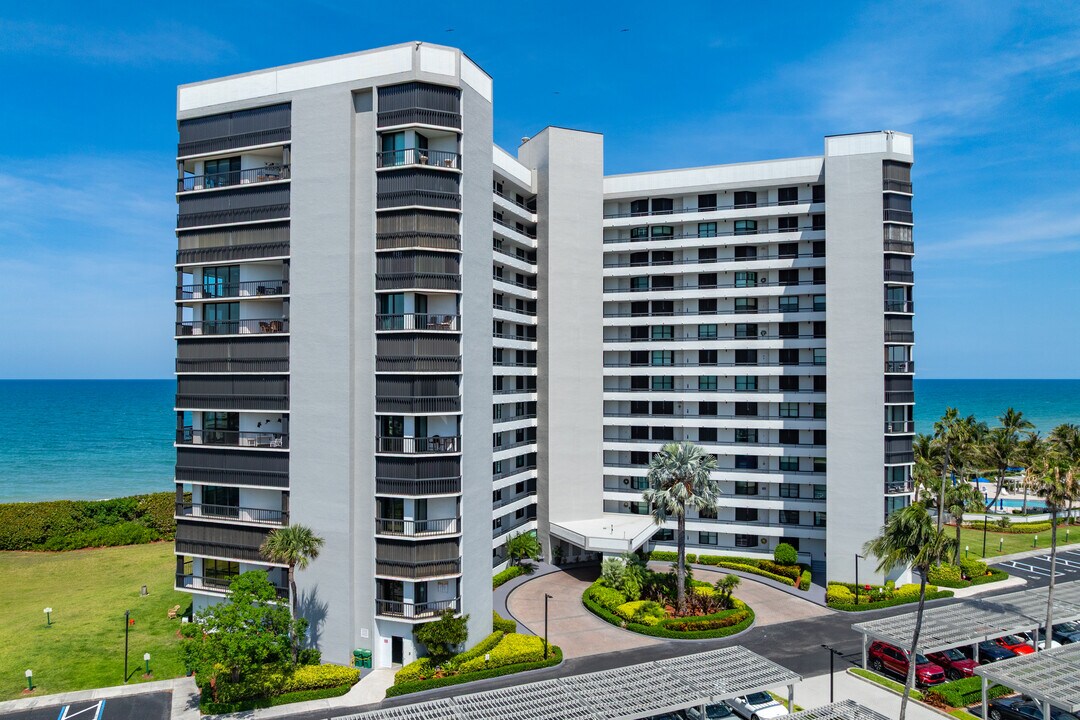 Island Dunes Oceanside II in Jensen Beach, FL - Building Photo