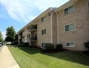 Dunhill South Apartments in District Heights, MD - Building Photo - Building Photo