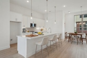 13351 Goodland St in Dallas, TX - Foto de edificio - Building Photo