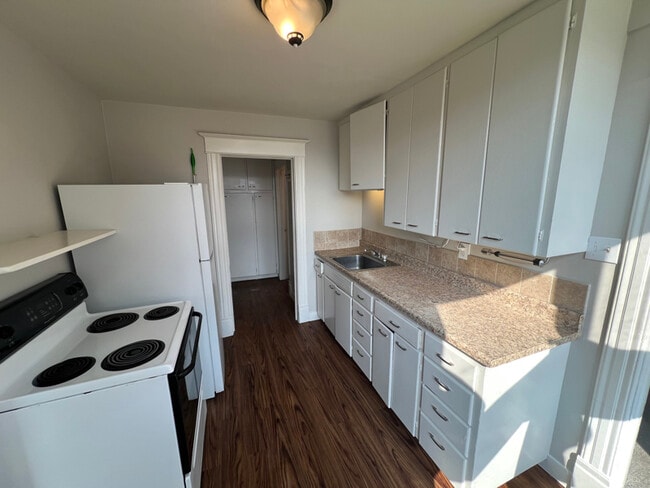 property at 1102 W Sharp Ave
