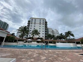 19900 E Country Club Dr in Aventura, FL - Building Photo