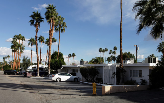 725 E San Lorenzo Rd in Palm Springs, CA - Building Photo - Building Photo