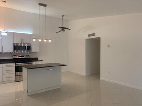 907 NE 199th St in Miami, FL - Building Photo - Building Photo